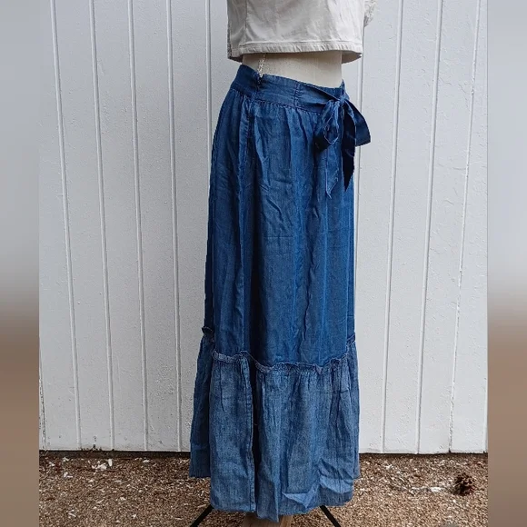 SOLD! NWT Adorable 😍 Prairiecore Maxi Skirt Denim Colored Two Toned Tiered. - Picture 3 of 15